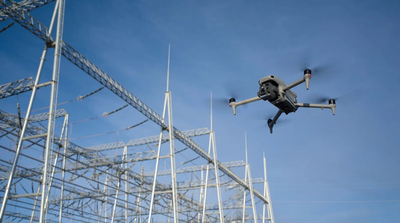 Equipamiento de drone industrial e inspección termográfica